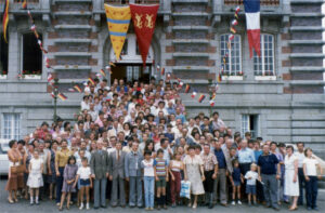 Die Pöttmeser Besuchergruppe vor dem Rathaus in La Haye-Pesnel